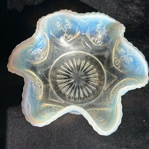Antique Victor pattern ruffled opalescent clear glass berry bowl Dugan Glass1905
